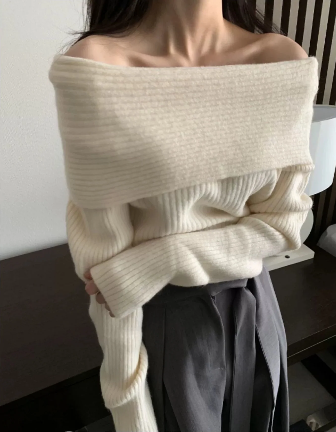 オフショルダーリブニット